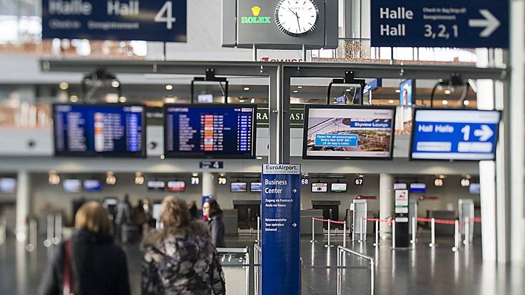 Zwei Länder betreiben einen Flughafen: Frankreich und Schweiz führen am EuroAirport Basel-Mülhausen systematische Grenzkontrollen ein. (Archivbild)