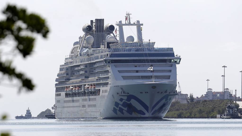 Das Kreuzfahrtschiff Coral Princess mit zwei am Coronavirus gestorbenen Passagieren legt im Hafen von Miami an.