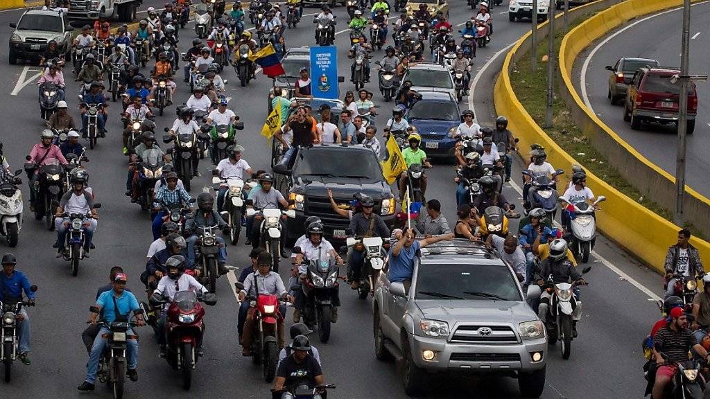 Auf Rädern gegen Maduro: Autokorso von Regierungsgegnern rollt in Caracas.