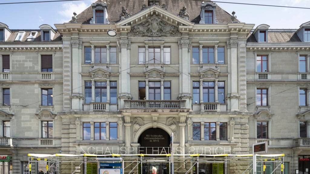 Das Schauspielhaus Zürich lockt auch Besucherinnen und Besucher aus anderen Kantonen an (Archivaufnahme)