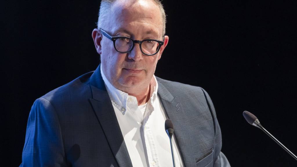 Gemeindepräsident Nicolas Féraud und weitere Mitglieder des Gemeinderates von Crans-Montana ergriffen am Dienstagabend an der Gemeindeversammlung das Wort.