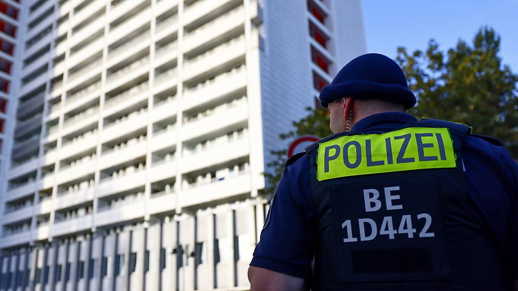 Ein Polizist auf der Wache während einer Razzia gegen Neonazis im Ostteil von Berlin am Dienstag.