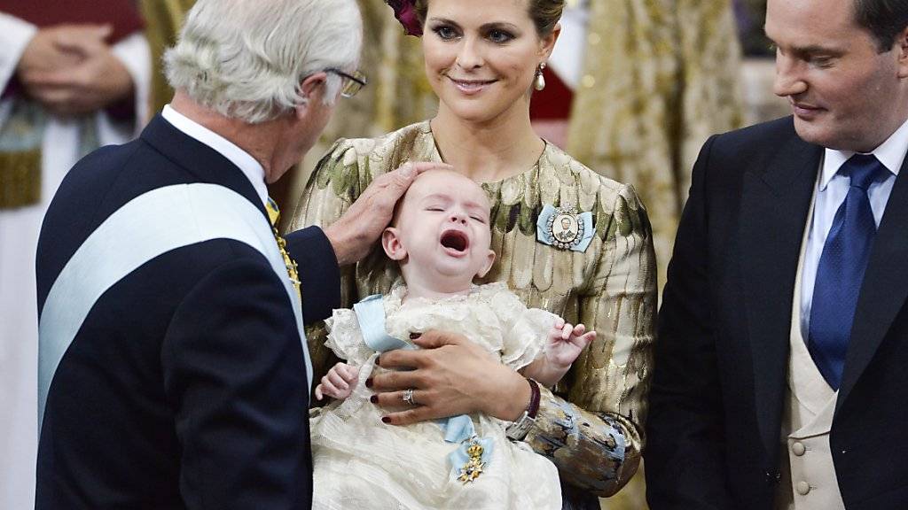 Schwedens König Carl Gustaf streicht seinem Enkel Nicolas Paul Gustaf über den Kopf. «Prinz Schreihals» war von seiner Taufe wenig begeistert.