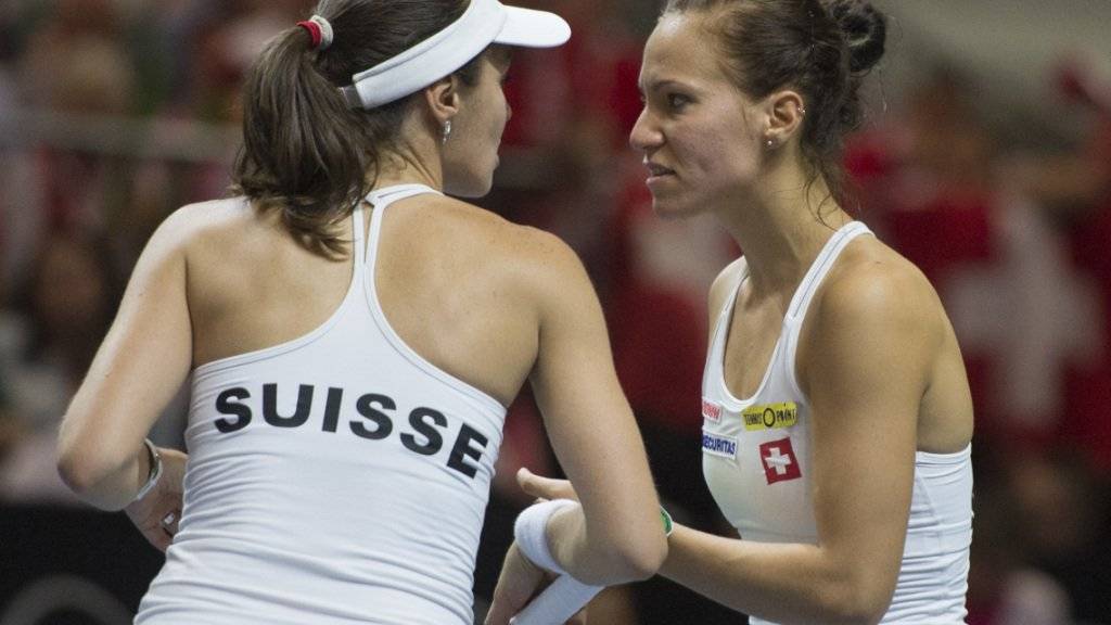 Das Schweizer Fedcup-Team um Martina Hingis (links) und Viktorija Golubic wird den Viertelfinal gegen Frankreich in Genf austragen