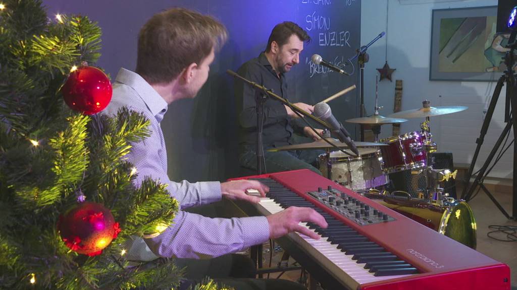 Pianist Elias Bernet mit Boogie-Woogie unterm Weihnachtsbaum