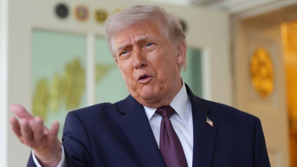 US-Präsident Donald Trump spricht vor dem Oval Office des Weißen Hauses (Archivbild). Foto: Alex Brandon/AP/dpa