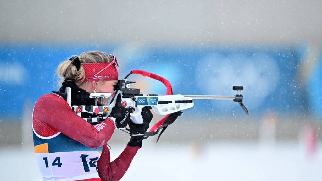 Amy Baserga nimmt im Schneefall die Scheiben ins Visier. Insgesamt kann sie in Antholz die Olympia-Erwartungen nicht erfüllen