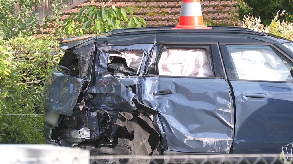 Zug kracht in Auto auf Bahnübergang in Horw – drei Personen verletzt