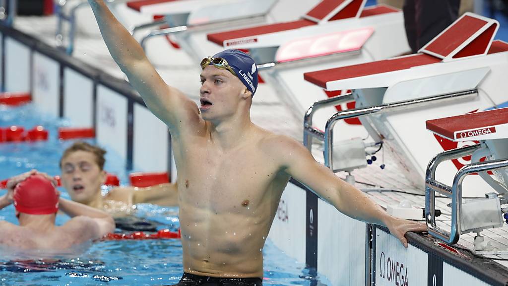 Léon Marchand lässt sich nach seinem Olympiasieg über 400 m Lagen vom Heimpublikum feiern