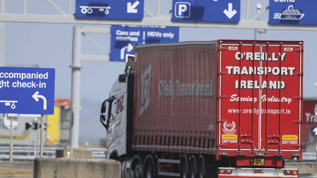 Die Zölle, die Briten für Waren aus der Europäischen Union zahlen müssen, sind wegen des Brexit deutlich gestiegen. Im Bild ein Lastwagen aus dem EU-Land Irland, der in den Hafen Belfast in Nordirland, das zum Vereinigten Königreich gehört, einfährt. (Symbolbild)