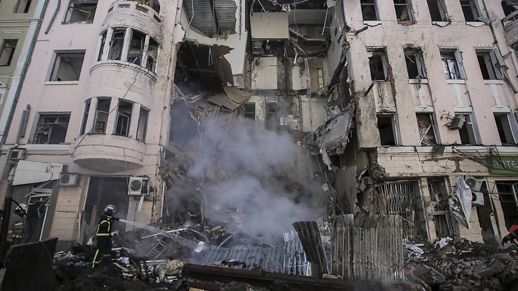 Feuerwehrleute löschen ein Wohnhaus nach einem russischen Raketenangriff. Die Verhandlungen zwischen der Ukraine und Russland über ein Ende des Kriegs wurden am Dienstag nach Angaben der Zeitung «Ukrajinska Prawda» mit Berufung auf den ukrainischen Delegationsleiter David Arachamija fortgesetzt. Foto: Pavel Dorogoy/AP/dpa