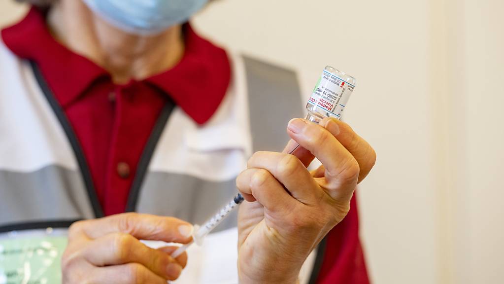 Nur Personen über 65 Jahren oder immungeschwächten Menschen empfiehlt der Bund derzeit eine dritte Impfung gegen Covid-19. (Archivbild)