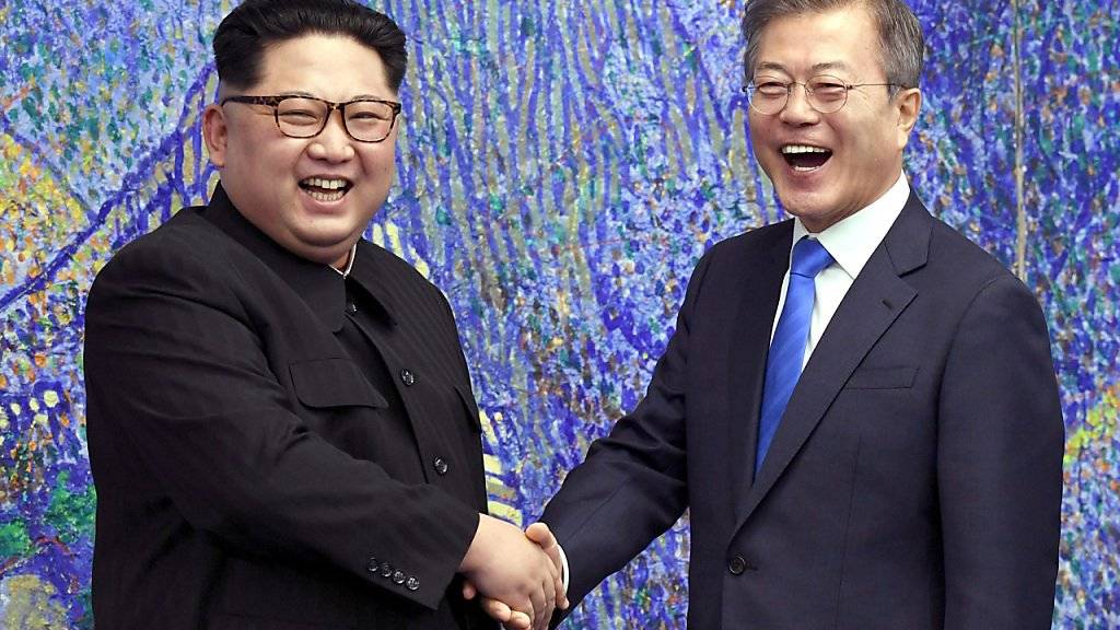 Südkoreas Präsident Moon Jae-In (rechts) hat erneut eine Delegation nach Nordkorea entsandt, um ein weiteres Gipfeltreffen mit dem nordkoreanischen Diktator Kim Jong Un (links) vorzubereiten. (Archivbild)