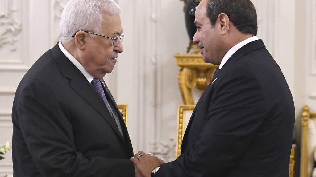 dpatopbilder - HANDOUT - Abdel Fattah el-Sissi (r), Präsident von Ägypten, begrüßt Mahmoud Abbas, Präsident der Palästinensischen Autonomiebehörde, während des internationalen Friedensgipfels. Foto: Uncredited/Egyptian Presidency Media Office/AP/dpa - ACHTUNG: Nur zur redaktionellen Verwendung und nur mit vollständiger Nennung des vorstehenden Credits