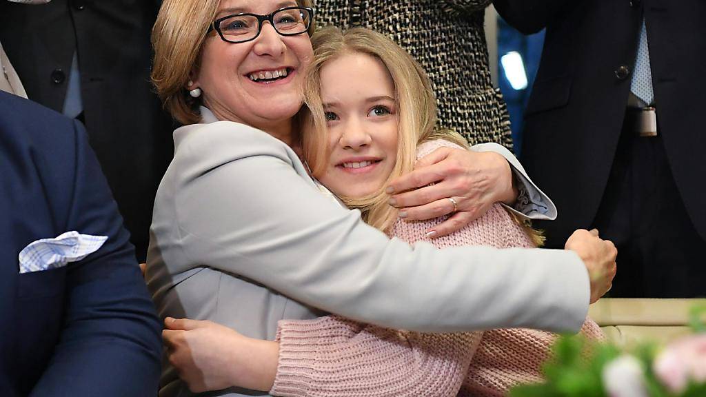 Freut sich übers Wahlergebnis: Die ÖVP-Ministerpräsidentin Niederösterreichs, Johanna Mikl-Leitner, mit ihrer Tochter.
