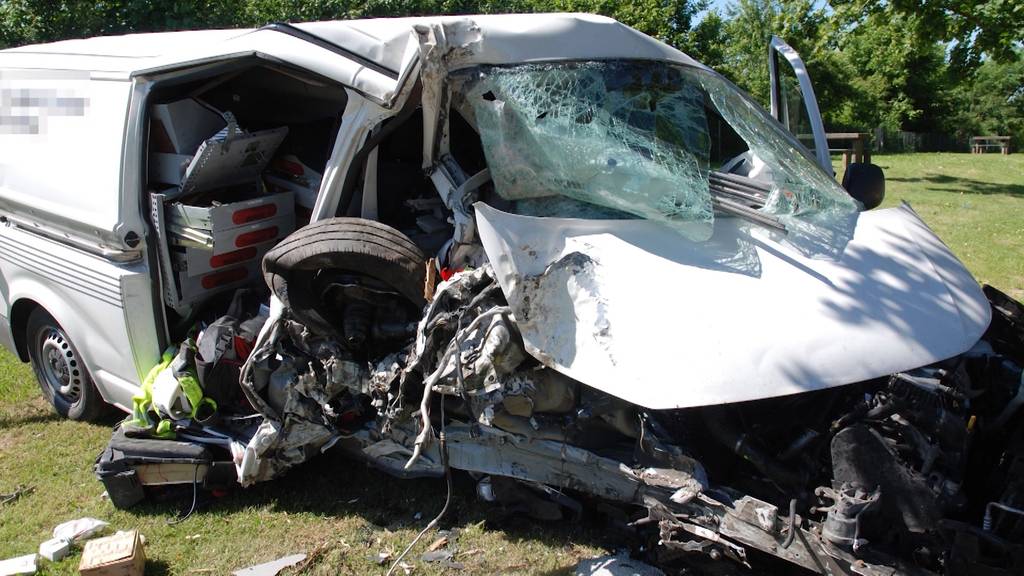 Unfall auf Rastplatz in Oberbipp: Lieferwagen kollidiert mit Baum