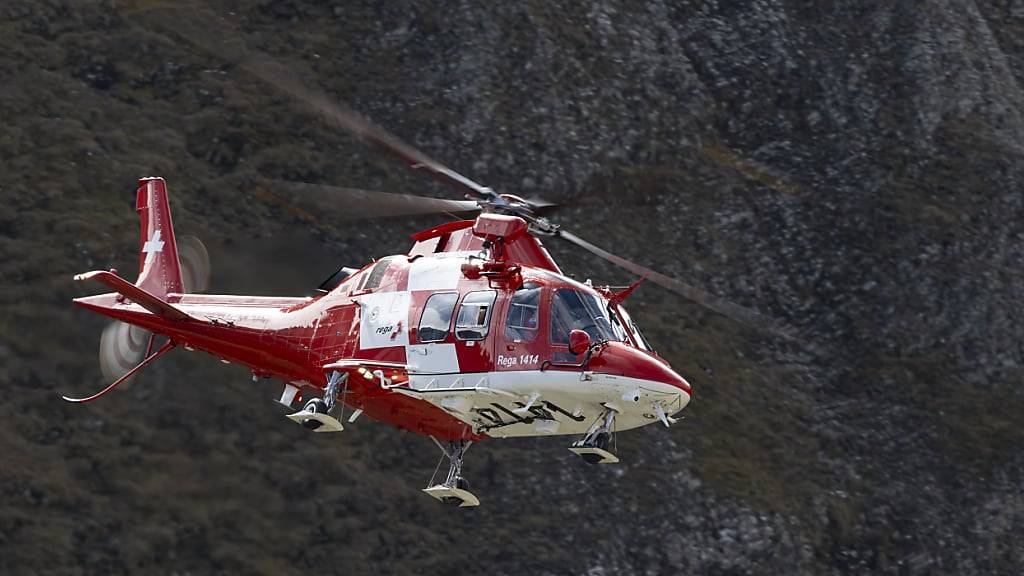 An der Suchaktion bei Grono GR beteiligte sich auch ein Helikopter der Rega. (Archivbild)