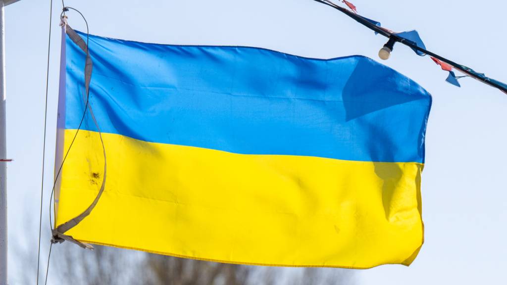 ARCHIV - Die Flagge der Ukraine weht im Wind (Archivbild). Foto: Monika Skolimowska/dpa-Zentralbild/dpa