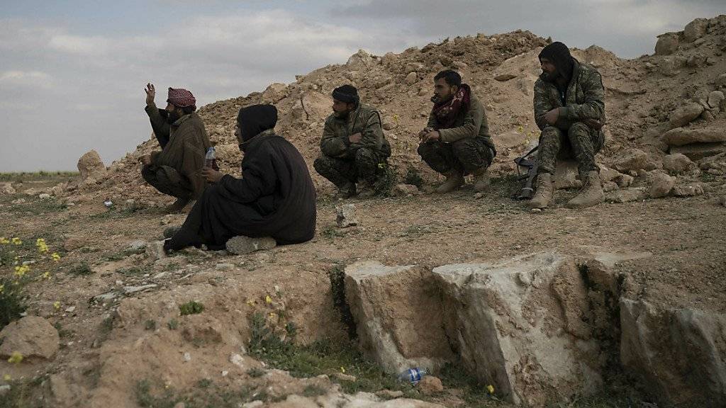Kämpfer der Syrisch Demokratischen Kräfte an einem Hügel bei der Ortschaft Baghus. Sie versuchen, die letzte Bastion der Dschihadistenmiliz Islamischer Staat (IS) zu erobern.