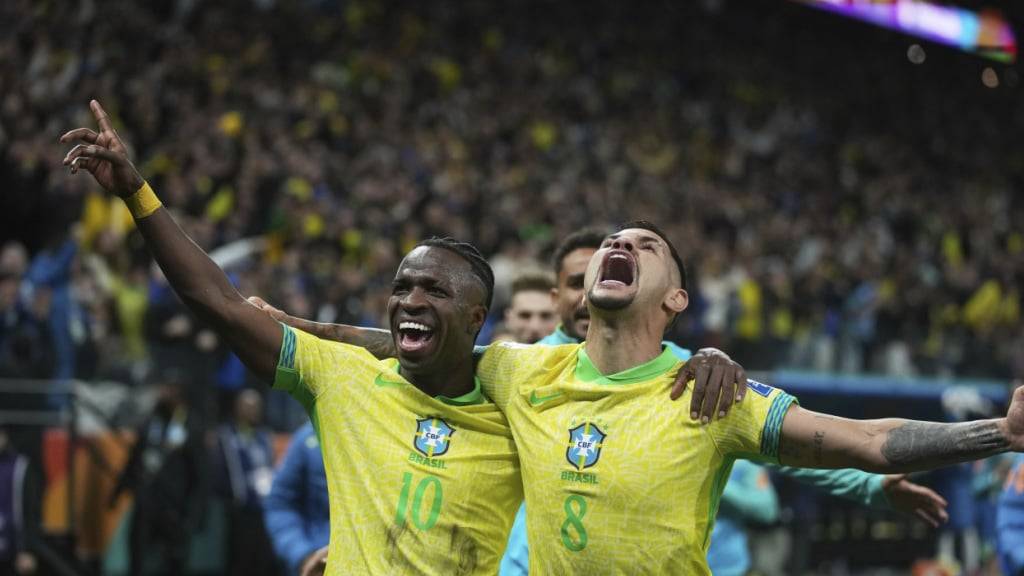 Vinicius Junior (links) schiesst Brasilien an die WM 2026
