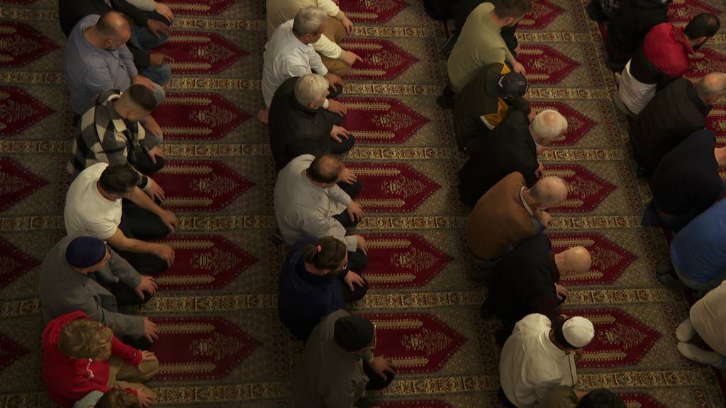 «Erst nach Sonnenuntergang wird gegessen» – Am Fastenbrechen in einer muslimischen Moschee