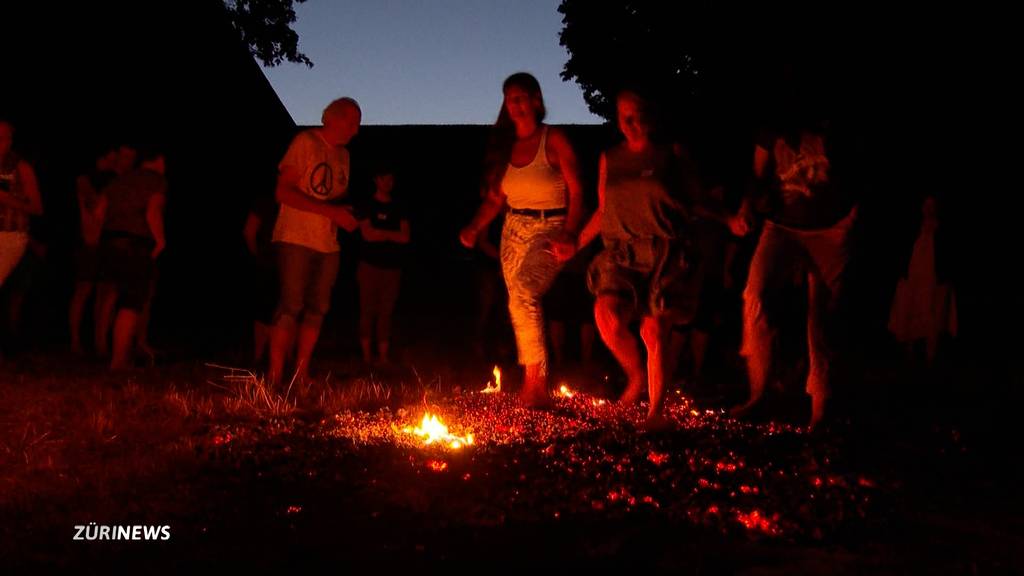 So geht das Feuerlaufen richtig