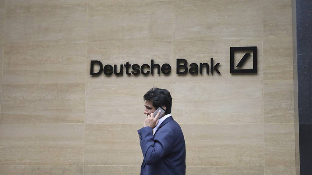 Dank Zuwächsen im Investmentbanking ist die Deutsche Bank im dritten Quartal in die Gewinnzone zurückgekehrt. Vor Steuern verdiente das grösste deutsche Geldhaus 482 Millionen Euro. (Archivbild)