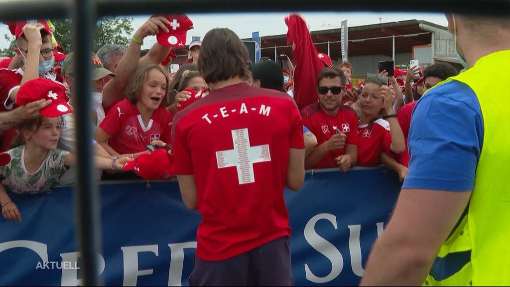 Nati zurück: Unsere EM-Helden sind in Kloten gelandet und werden von den Fans gefeiert