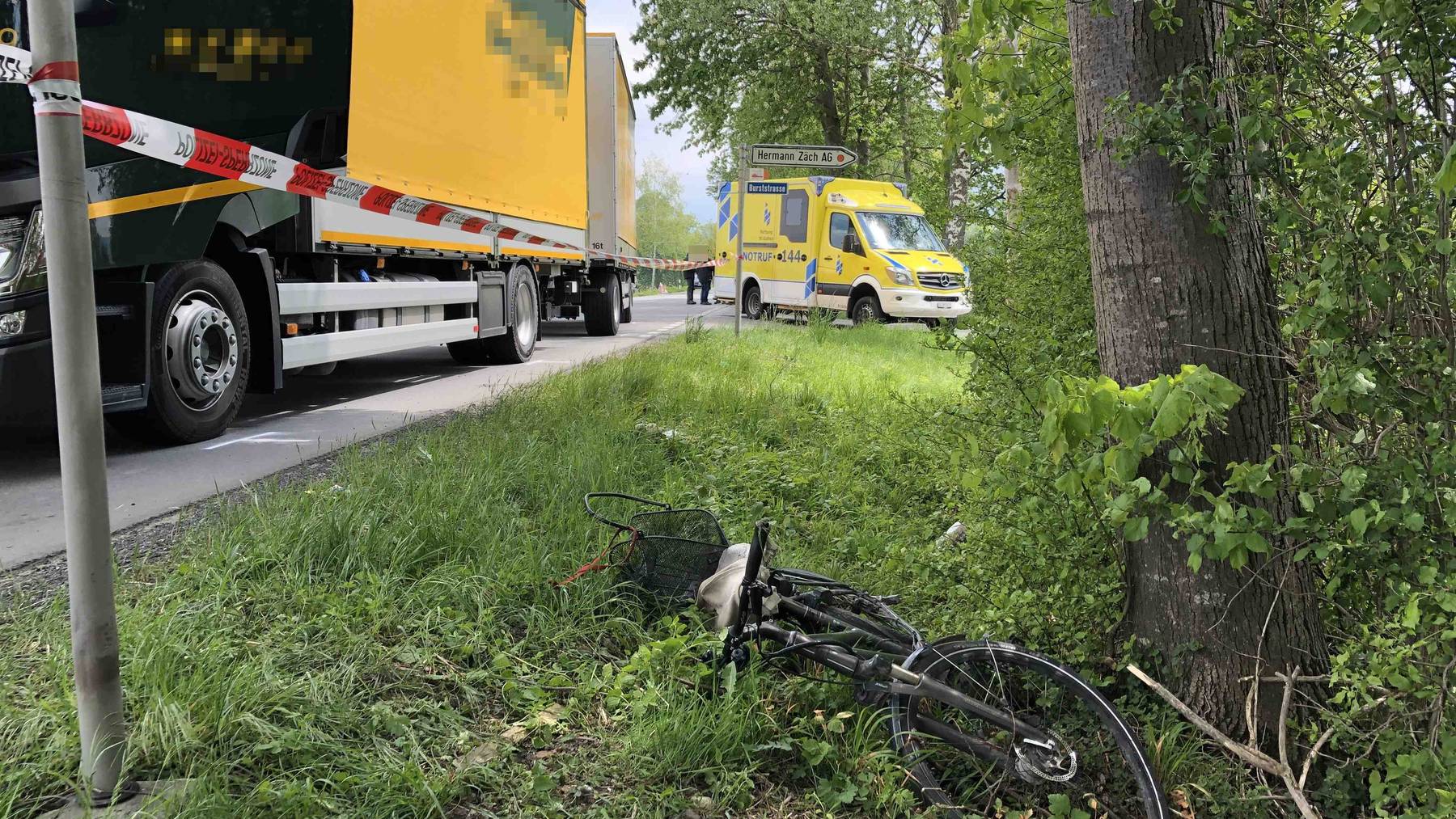 Von einem Lastwagen erfasst: Der E-Bike-Fahrer verstarb noch auf der Unfallstelle.