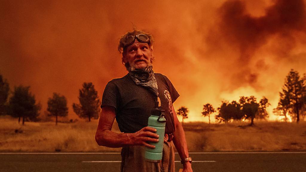 Ein Bürger während der Evakuierung aus einem Waldbrandgebiet in Tehama County im US-Staat Kalifornien.