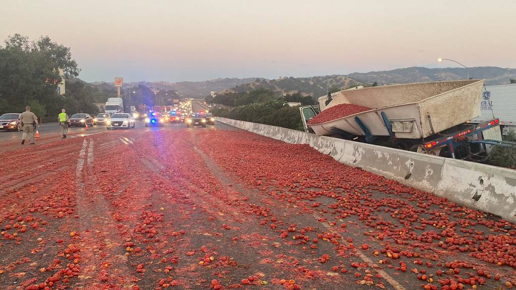150'000 verschüttete Tomaten sorgen für Verkehrschaos auf kalifornischer Autobahn