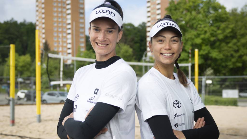 Joana Mäder (links) und Leona Kernen posieren vor einem Training in Bern