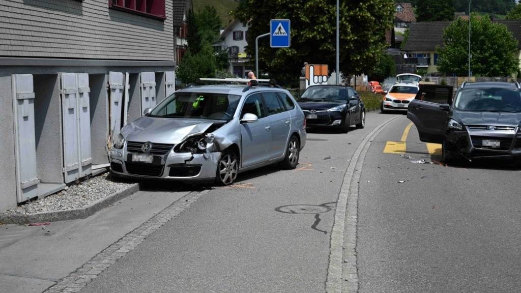 Bei einem Unfall zwischen zwei Autos in Balgach SG wurde eine Person leicht verletzt. Der Sachschaden betrug rund 35'000 Franken.
