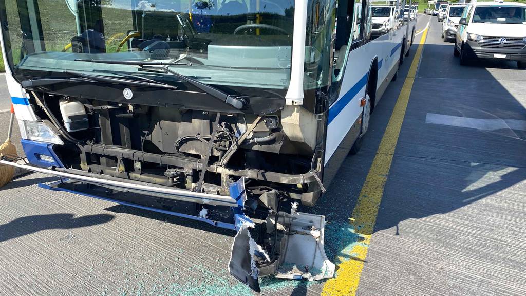 Kollision zwischen Linienbus und Auto – keine Verletzten
