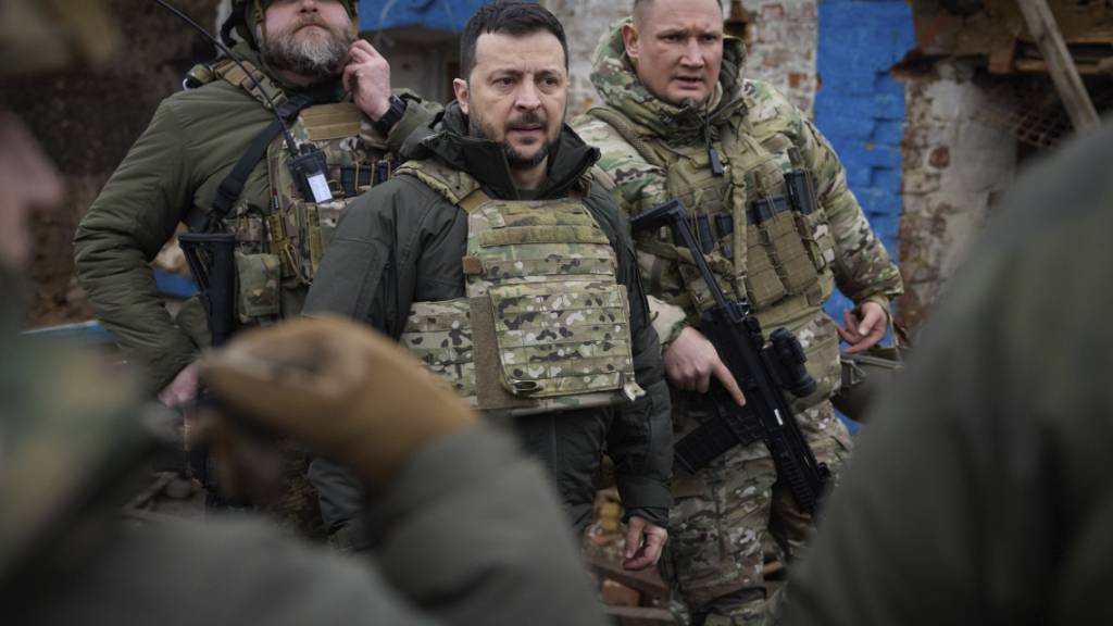 HANDOUT - Selenskyj (m) während seines Besuchs in der Region Saporischschja. Foto: Uncredited/Ukrainian Presidential Press Office/AP/dpa - ACHTUNG: Nur zur redaktionellen Verwendung im Zusammenhang mit der aktuellen Berichterstattung und nur mit vollständiger Nennung des vorstehenden Credits