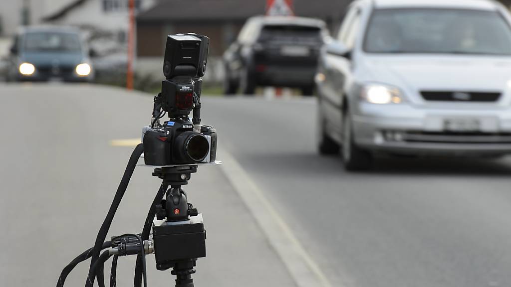 Wer als Raser geblitzt wird, erhält je nachdem neu eine mildere Strafe. (Themenbild)