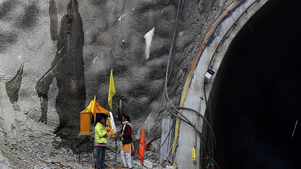 Der langwierige Rettungseinsatz für die Bergung von 41 Bauarbeitern aus einem eingestürzten Strassentunnel in Indien steht offenbar kurz vor einem Durchbruch.