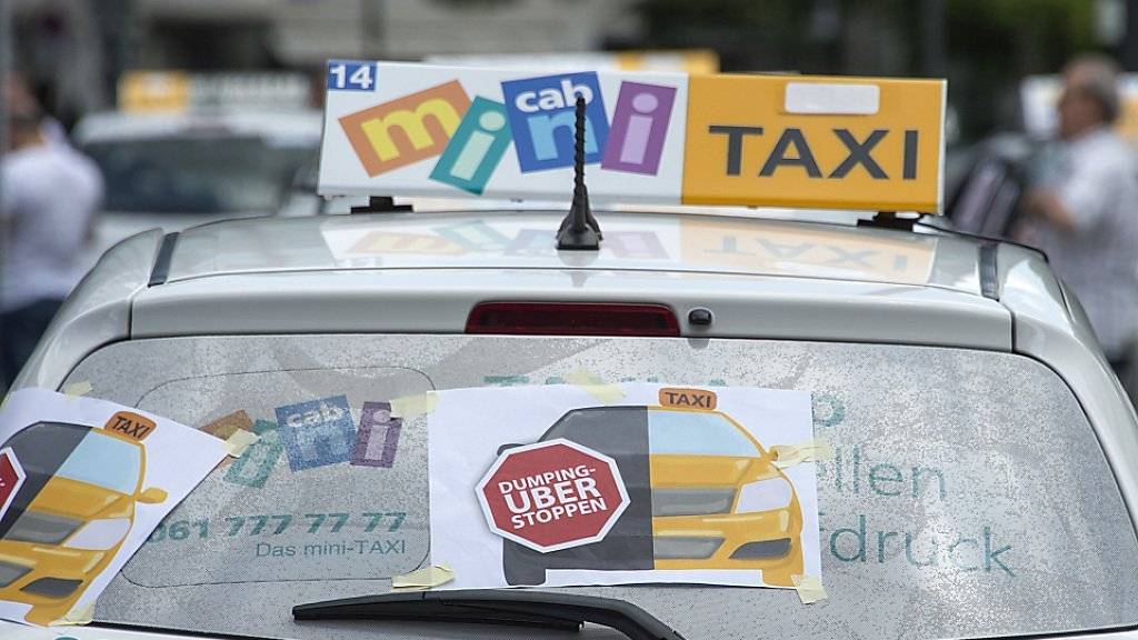 Taxifahrer protestieren gegen Uber auf dem Messeplatz in Basel: Ihre Kollegen in Ungarn sind den ungeliebten Konkurrenten bald los - zumindest vorübergehend. (Archiv)
