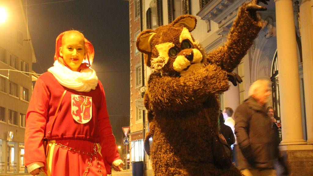 Verkleidet als Fräuli und Leuli sind Marci und ihre Kollegin an der Bechtelisnacht unterwegs. (Bild:FM1Today/Fabienne Engbers)