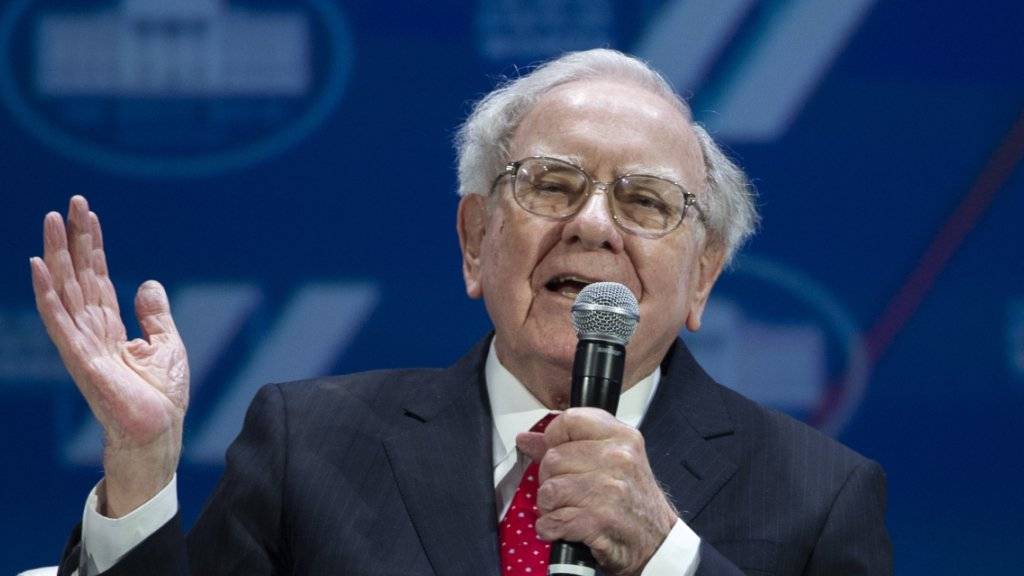 Der 86-jährige US-Starinvestor Warren Buffett hat mit seiner Beteiligungsgesellschaft Berkshire Hathaway einen kräftigen Gewinnrückgang erlitten.