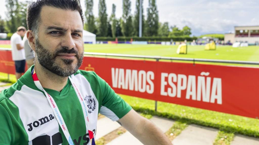 David Menayo Ramos reiste 2013 als einziger spanischer Journalist mit dem Nationalteam mit. Jetzt ist er einer von 40