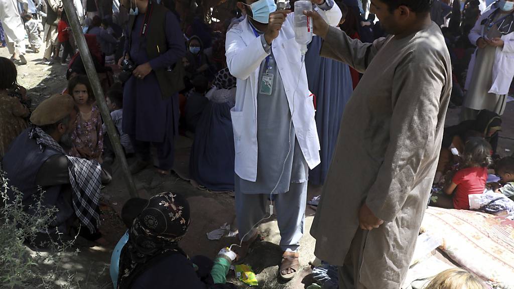Binnenvertriebene Frauen aus den nördlichen Provinzen, die aufgrund von Kämpfen zwischen den Taliban und afghanischen Sicherheitskräften aus ihrer Heimat geflohen sind, werden in einem öffentlichen Park medizinisch versorgt. Foto: Rahmat Gul/AP/dpa