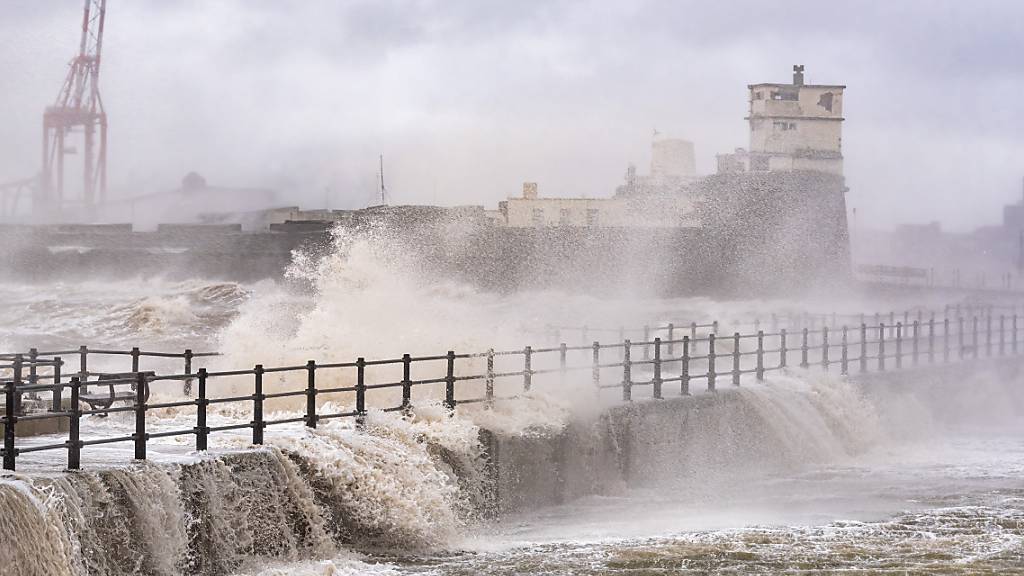 Hunderttausende Briten nach Sturmtief weiter ohne Strom
