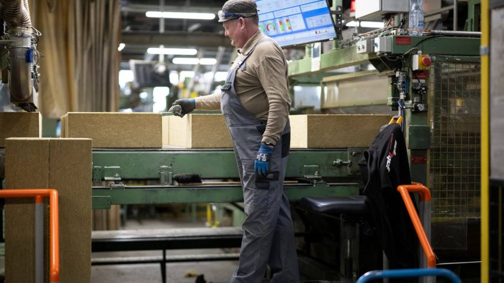Die Lage in der Schweizer Industrie hat sich im zweiten Jahresviertel verschlechtert. Im Bild ein Mitarbeiter der Flumroc AG in Flums, die Steinwolle-Produkte herstellt. (Archivbild)