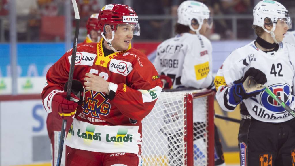 Biels neuer Star Jeff Skinner (in rot) sorgte dafür, dass der Meisterschaftsstart für Titelhalter Fribourg-Gottéron mit einer Niederlage erfolgte.