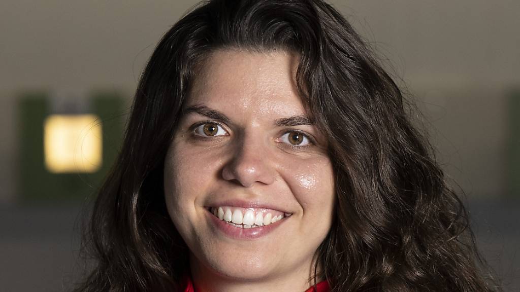 Die 26-jährige Aargauerin Chiara Leone folgt als Olympiasiegerin im Dreistellungsmatch mit dem Luftgewehr über 50 m auf Landsfrau Nina Christen, die vor drei Jahren in Tokio triumphiert hatte