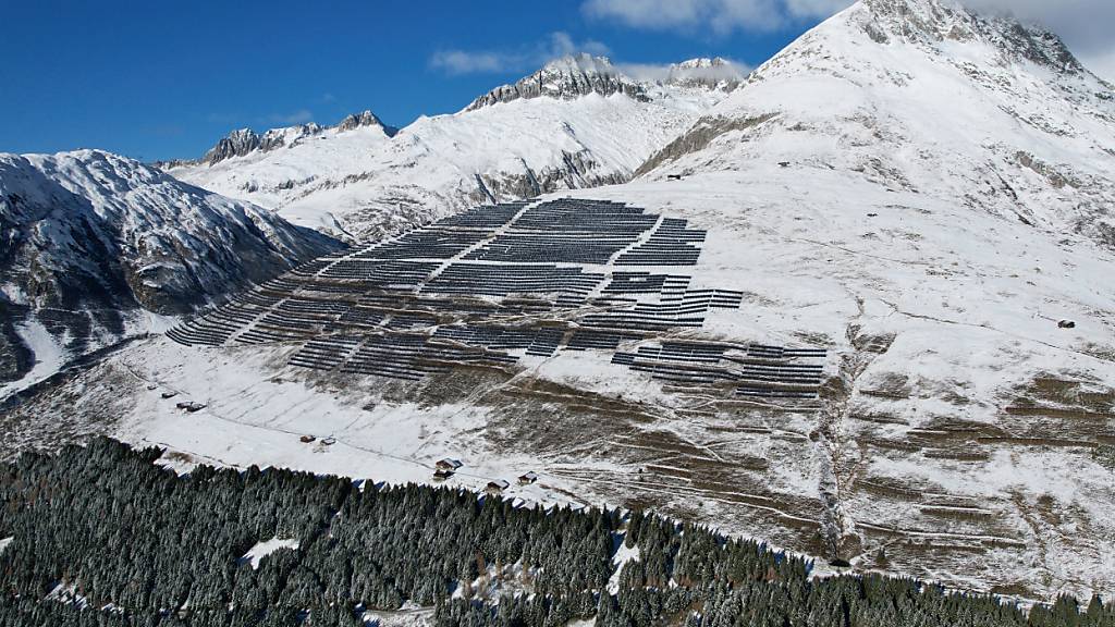 Trotz seiner Grösse von fast 0,3 Quadratkilometern wird das Photovoltaik-Kraftwerk Sedrunsolar im Bündner Oberland laut der Bauherrin selbst vom angrenzenden Skigebiet aus kaum einsehbar sein. (Visualisierung)