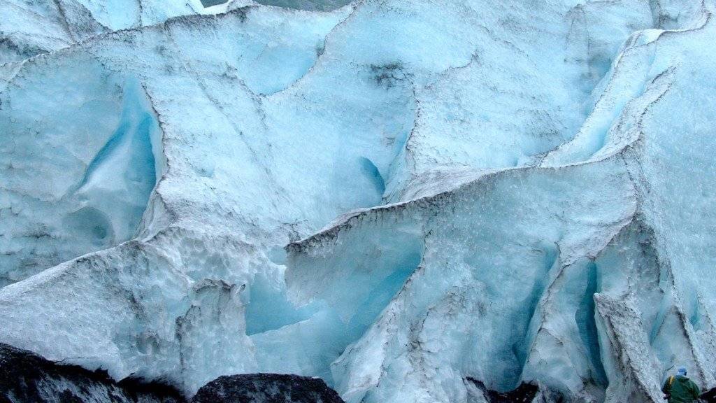 Inzwischen verlieren die weltweiten Gletscher jedes Jahr 335 Milliarden Tonnen Eis - rund dreimal das verbleibende Gletschervolumen der Europäischen Alpen. (Archivbild)