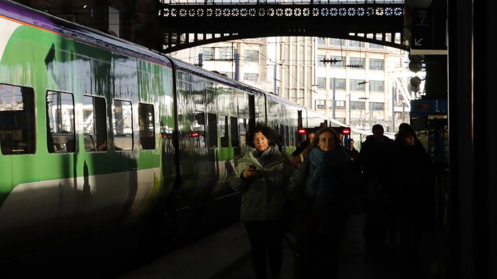 Reisende am Samstag am Pariser Gare du Nord - auch am Sonntag gab es wegen Streiks massive Behinderungen im Fern- und Nahverkehr.
