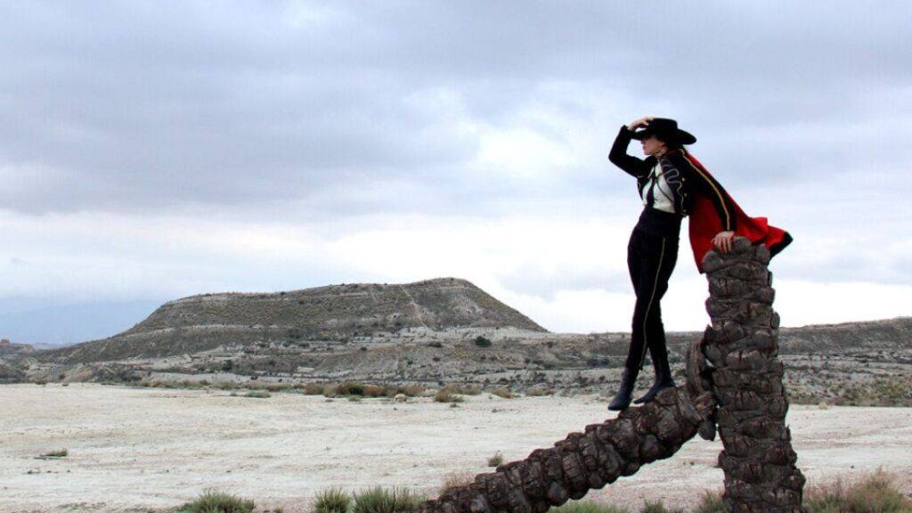 In ihrem Dokumentarfilm «Las Toreras» schlüpft Regisseurin Jackie Brutsche in die Rolle der Stierkämpferin und nähert sich so ihrer Mutter. Sie baut damit eine metaphorische Ebene in ihren Film ein, in dem sie Antworten auf die Frage sucht, warum ihre Mutter Suizid begangen hat.